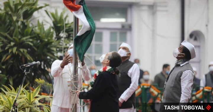 Congress flag falls as Sonia Gandhi tries to unfurl it on party Foundation Day