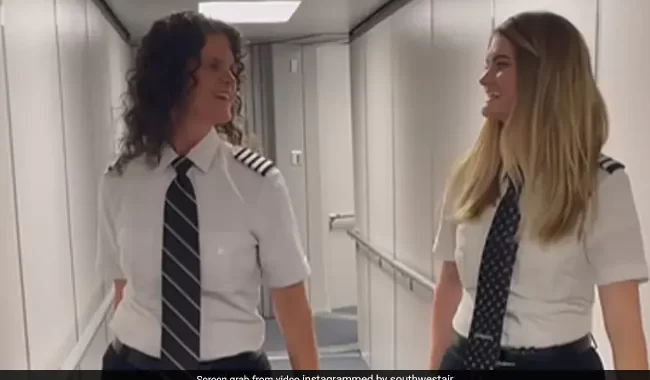 Mother-Daughter Duo Pilot Same Flight Together, Internet Overwhelmed